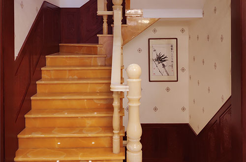波莲镇中式别墅室内汉白玉石楼梯的定制安装装饰效果