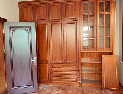 波莲镇中式家庭装修里定制的实木衣柜效果图